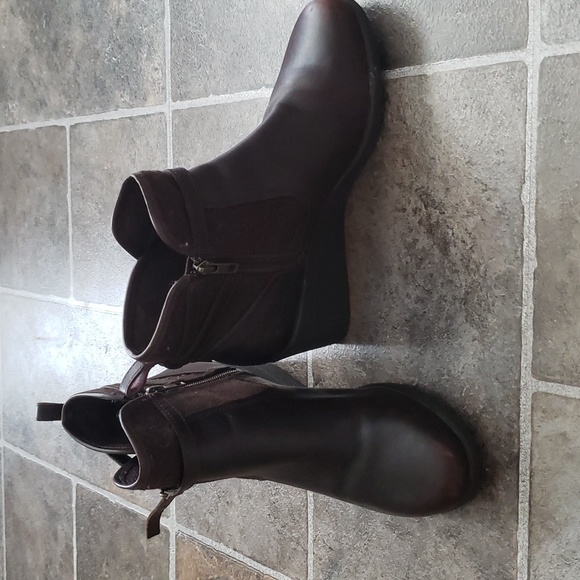 UGG Shoes - EUC UGG WEDGE ANKLE BOOT LEATHER AND SUEDE SUPPER SIZE 9